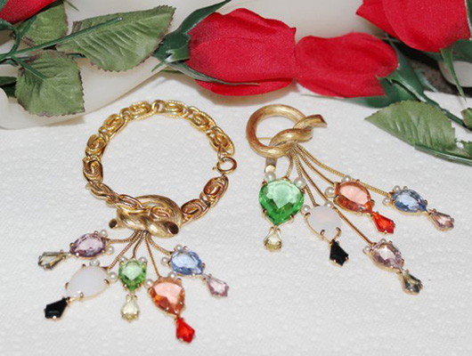 Elsa Schiaparelli bracelet and pin demi parure. Estimate $350-$450. Image courtesy of Lofty.